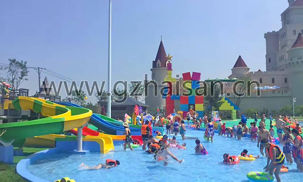 合家欢乐的儿童嬉水天地